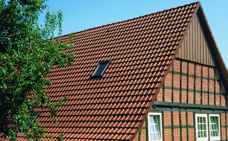 Czym pokryć dach, żeby służył latami bez względu na warunki atmosferyczne?
