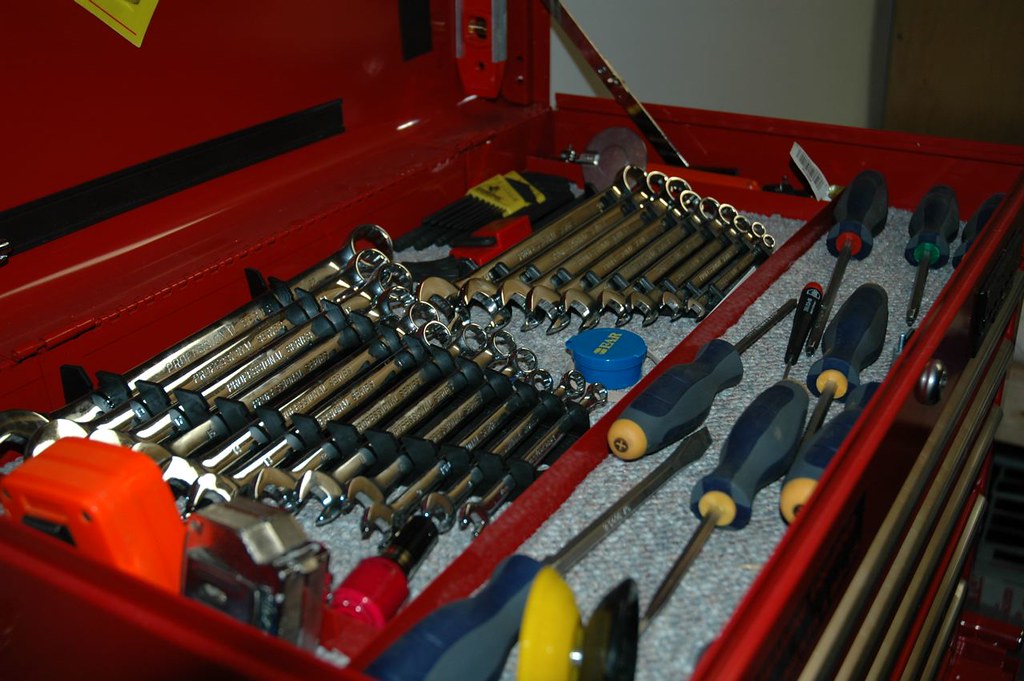 Niezbędnik każdego majsterkowicza: skrzynka z narzędziami. Co powinna zawierać?