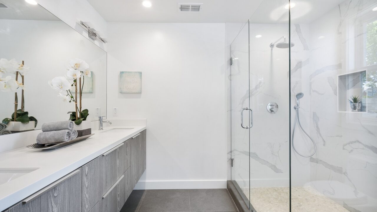Płytki betonowe w łazience — dlaczego warto?