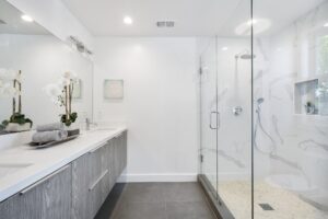 Płytki betonowe w łazience — dlaczego warto?
